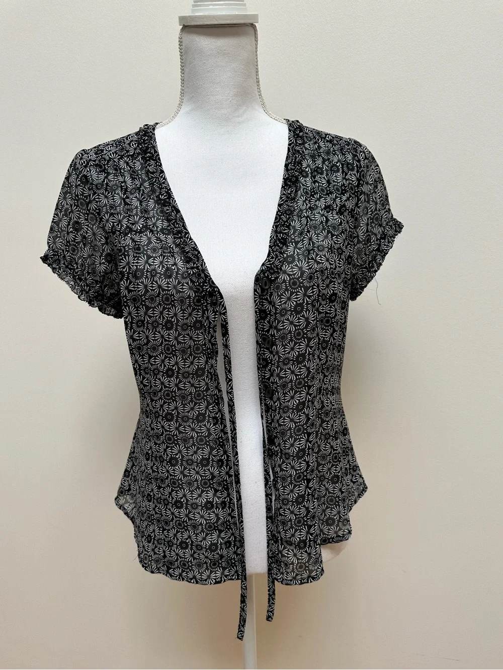 LOFT Ann Taylor Black & White Sunburst‎ Floral Sheer Ruffle Blouse - Size 2